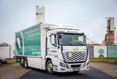 Lkw-fuer-Trockeneis-Logistik_HOYER-Group-Nippon