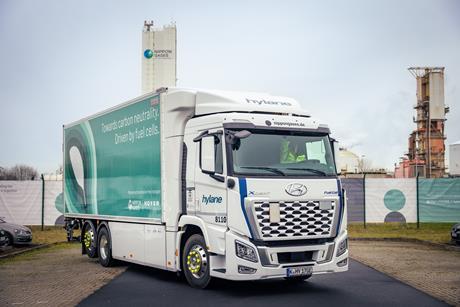 Lkw-fuer-Trockeneis-Logistik_HOYER-Group-Nippon